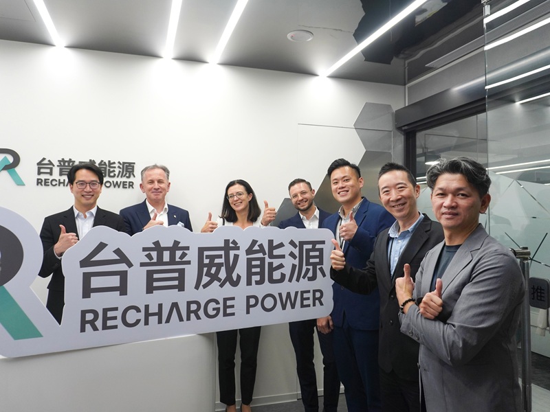 台普威能源與波蘭卡托維茲經濟特區（KSSE）代表團交流儲能與能源合作機會，評估進一步拓展歐洲市場。左起為台普威總經理馮浩翔、KSSE管理委員會主席 Rafał Żelazny、投資與國際合作部門主管 Mateusz Rzeszowski、策略專案經理 Elżbieta Kubica-Korek。